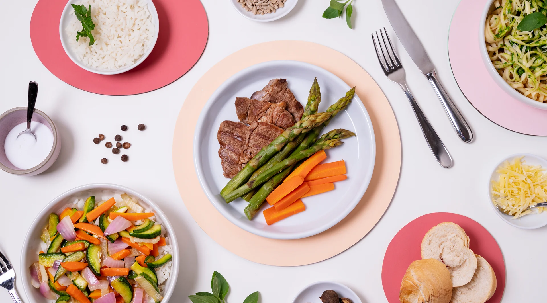 Assiette de bœuf grillé avec asperges et carottes accompagnée de riz et légumes
